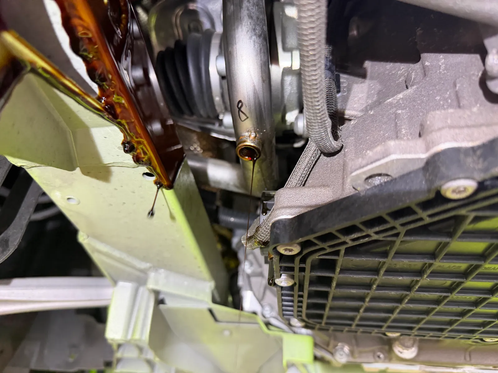 huracan-oil-change-7 – mbFAST Tuning ドレンボルトからオイルが滴る様子