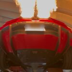 リフト上の停車レブで天井まで火柱が上がるランボルギーニ・レヴェルト（ドラゴンアフターファイヤー施工・JobDesign北九州）