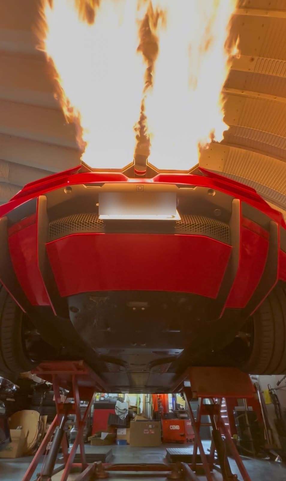 lamborghini-revuelto-jobdesign-lift-flames-afterfire – mbFAST Tuning リフト上の停車レブで天井まで火柱が上がるランボルギーニ・レヴェルト(ドラゴンアフターファイヤー施工・JobDesign北九州)